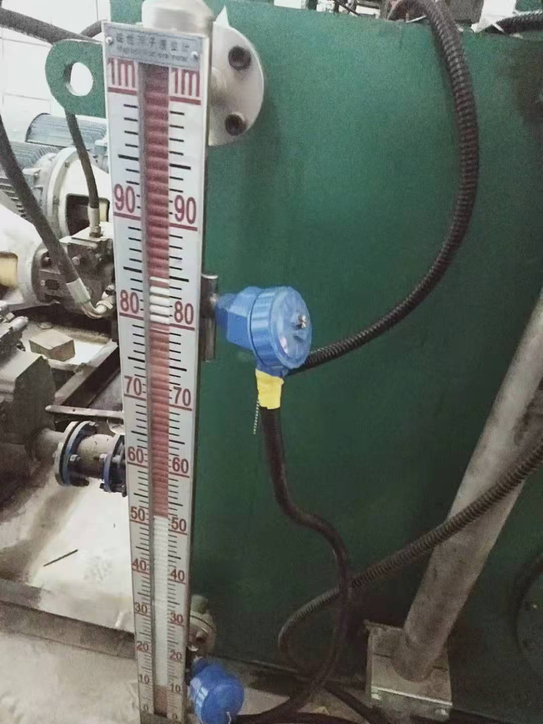 磁翻板液位計在廣東一家公司儲油箱中安裝